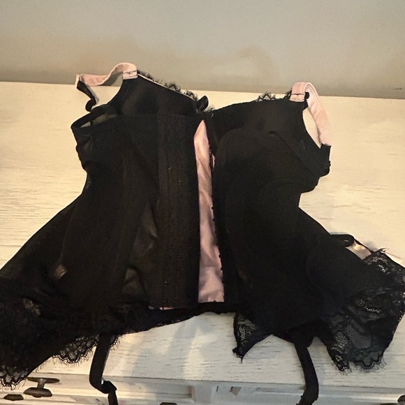 Black and pink corset size medium - Picture 2 of 3